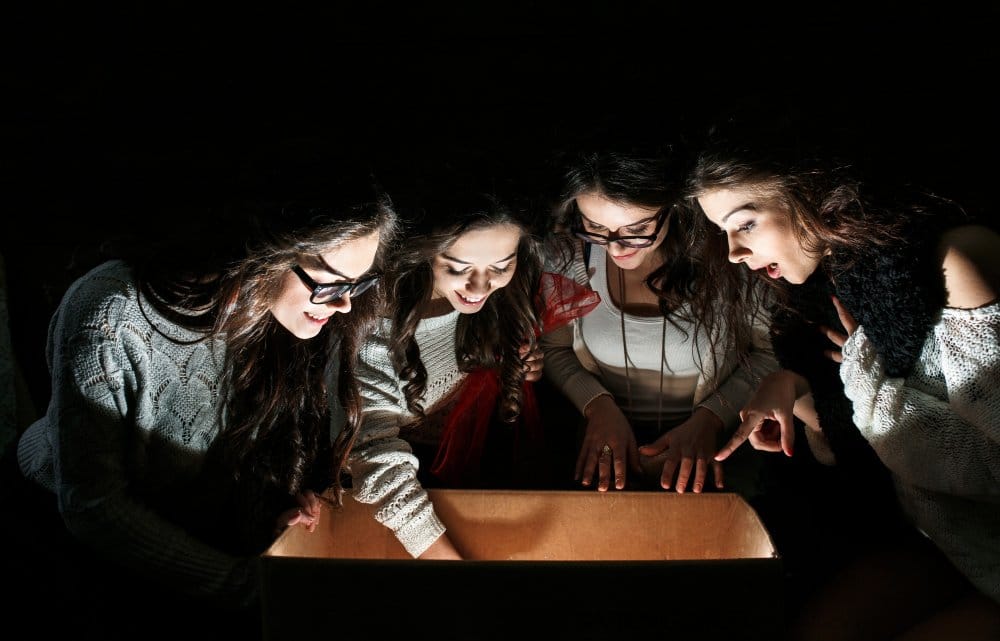 ragazze che giocano in una escape room