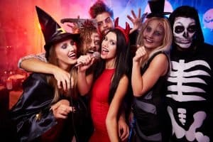 amici in costume party halloween torino