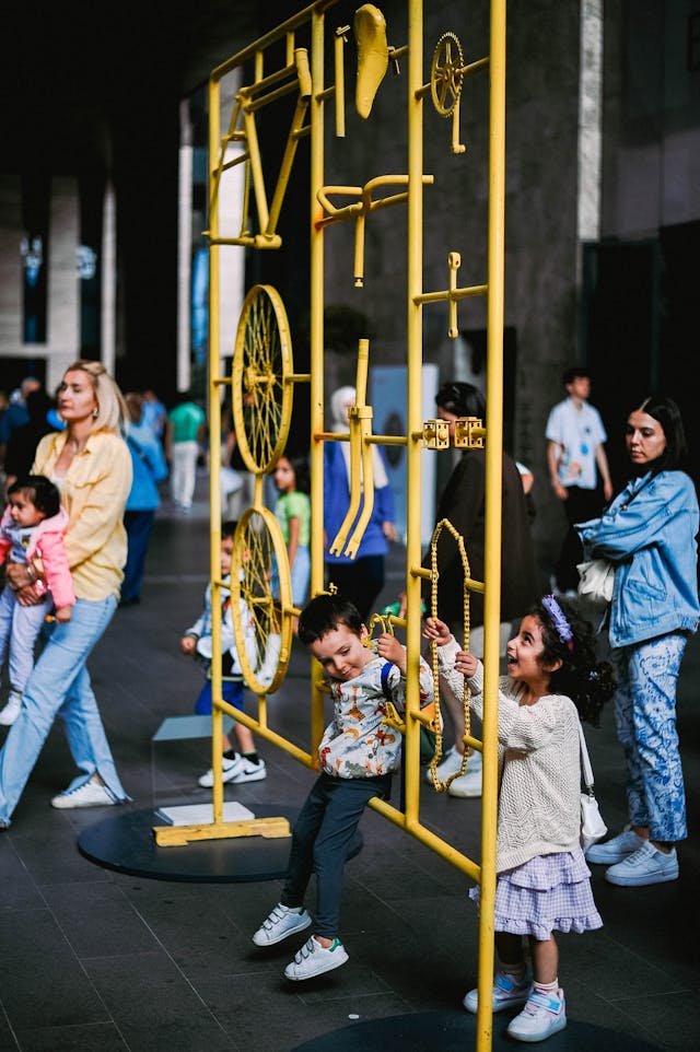 installazione artistica con famiglia in visita